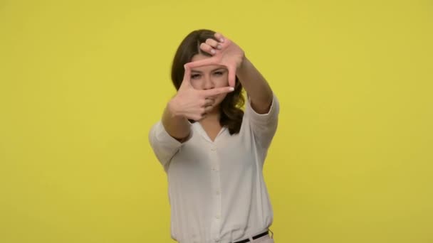 Mulher Atenta Com Cabelo Morena Blusa Olhando Através Quadro Feito — Vídeo de Stock