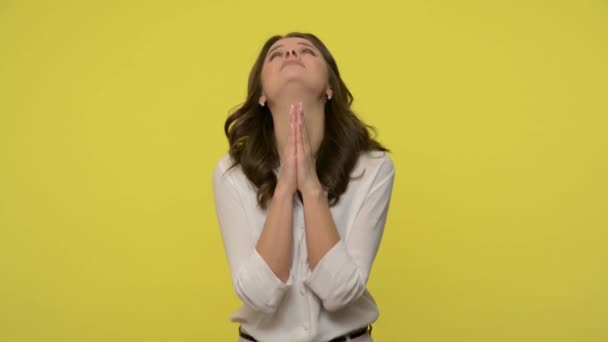 Занепокоєна Молода Жінка Волоссям Брюнетки Блузці Дивлячись Молячись Надією Благаючої — стокове відео