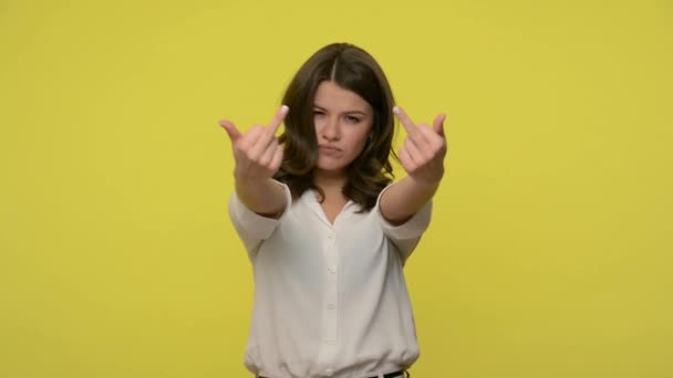 Niegrzeczna Kobieta Brunetką Bluzce Pokazująca Środkowy Palec Spierdalaj Kamery Wyrażając — Wideo stockowe