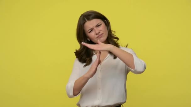 Mulher Cansada Perturbada Com Cabelo Morena Blusa Mostrando Tempo Limite — Vídeo de Stock