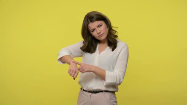 Preocupada Mujer Disgustada Con Pelo Moreno Blusa Apuntando Muñeca Señalando — Vídeos de Stock