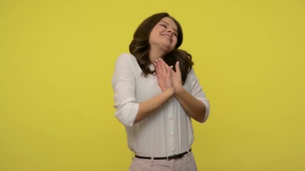 Щедра Добродушна Жінка Брюнеткою Волосся Блузах Показуючи Жест Взяти Вітаючись — стокове відео
