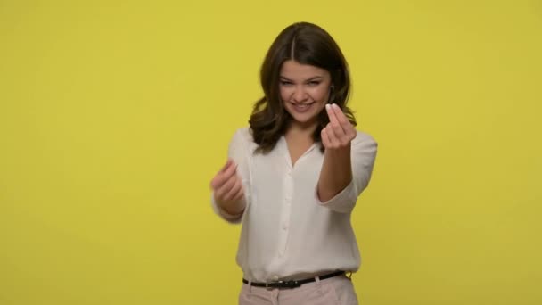 Daj Gotówkę Atrakcyjna Kobieta Brunetką Bluzce Pokazując Gest Pieniężny Patrząc — Wideo stockowe