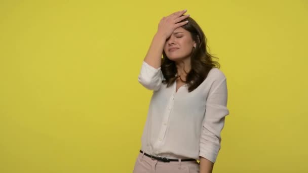 Πρόσωπο Πρόσωπο Απογοητευμένη Γυναίκα Καστανά Μαλλιά Μπλούζα Που Στέκεται Χέρι — Αρχείο Βίντεο