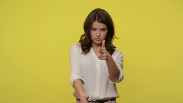 Attraktiv Ung Brunett Kvinna Blus Siktar Finger Pistoler Mot Kameran — Stockvideo