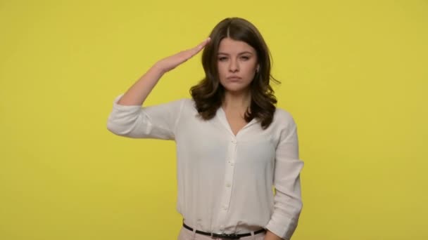 Señor Hermosa Mujer Seria Con Cabello Moreno Blusa Dando Saludo — Vídeos de Stock