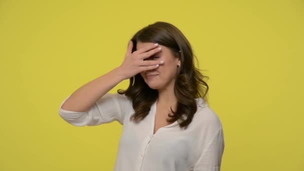 Menina Intrometida Alegre Com Cabelo Morena Blusa Cobrindo Rosto Com — Vídeo de Stock