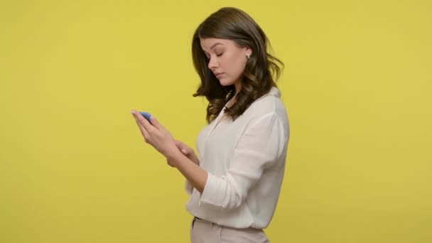 Mujer Linda Feliz Con Pelo Morena Blusa Desplazándose Por Las — Vídeo de stock