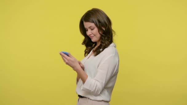 Mujer Linda Positiva Con Pelo Moreno Blusa Usando Teléfono Celular — Vídeo de stock