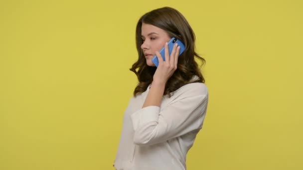 Mulher Bonita Encantadora Com Cabelo Morena Blusa Chamando Falando Celular — Vídeo de Stock