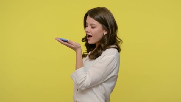 Asistente Voz Mujer Sonriente Con Pelo Moreno Hablando Con Teléfono — Vídeo de stock