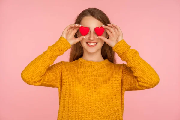 Porträtt av attraktiv glad ingefära flicka med charmig toothy sm — Stockfoto