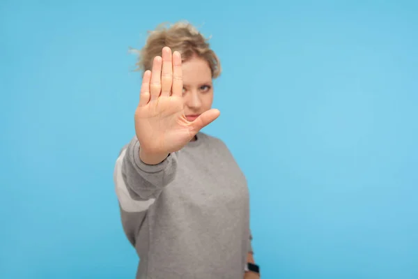 Förnekande, förkastande koncept. Ung kvinna med kort hår i svettningar — Stockfoto