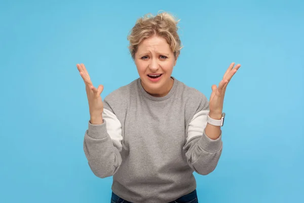 ¿Cómo pudiste? Mujer disgustada con el pelo corto en sudores casuales — Foto de Stock