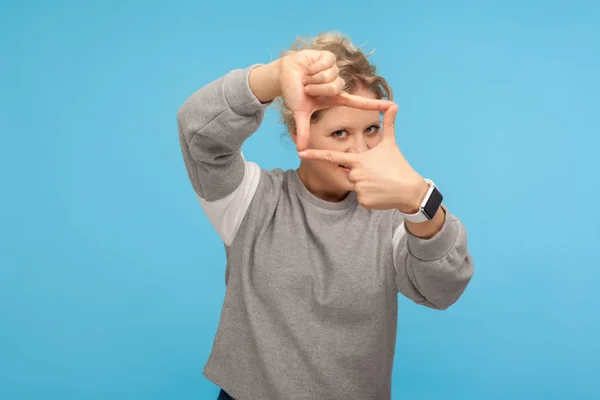 Fotograf utsikt. Nyfiken kvinna låtsas ta bild, foc — Stockfoto