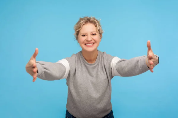 Gratis kramar, kom hit! Lycklig godhjärtad kvinna öppnar sina händer — Stockfoto