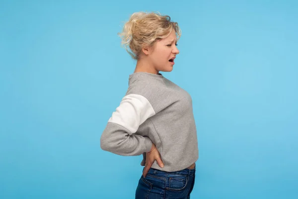 Porträt einer überarbeiteten, ungesunden erwachsenen Frau mit lockigem Haar — Stockfoto