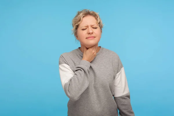 Porträt einer kranken unglücklichen erwachsenen Frau mit lockigem Haar in Sweatshi — Stockfoto