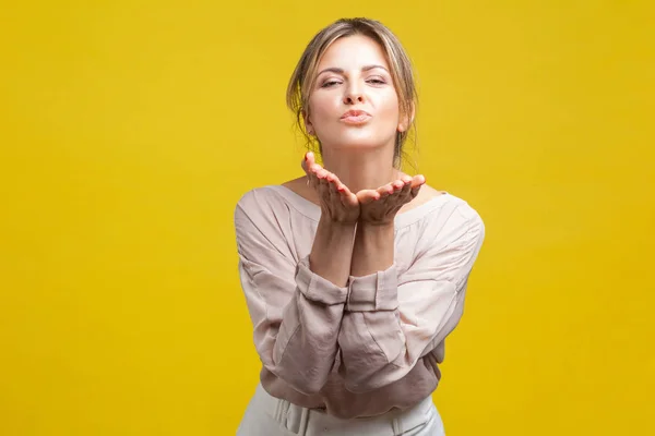 Ritratto di felice innamorata bella donna con capelli biondi in ca — Foto Stock