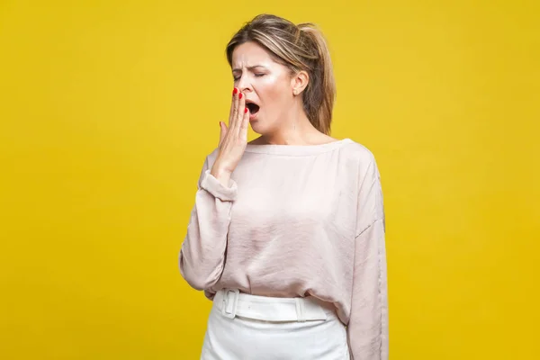 Ritratto di giovane donna assonnata dai capelli biondi in casual beige bl — Foto Stock