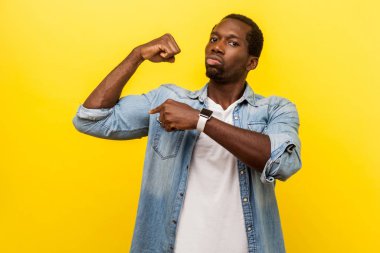 Gücüme bak! Kendine güveni tam hırslı bir adamın portresi.