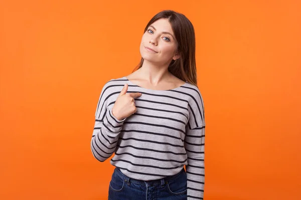 Dit ben ik! Portret van trotse jonge vrouw met bruin haar in lon — Stockfoto