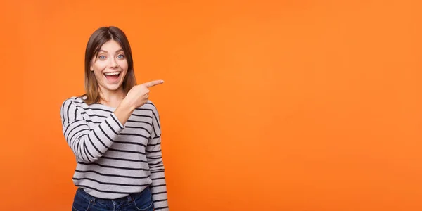 Retrato de mujer joven feliz asombrada con el pelo castaño en sle largo —  Fotos de Stock