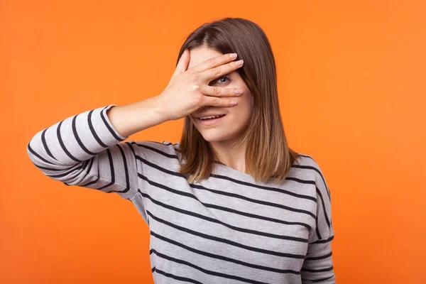 Retrato de mujer alegre curiosa con el pelo castaño en largo sleev — Foto de Stock