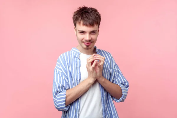 Retrato de divertido hombre de pelo castaño complicado con barba pequeña y m — Foto de Stock