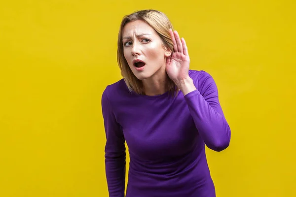 ¡No oigo! Retrato de mujer atenta curiosa manteniendo la mano n —  Fotos de Stock