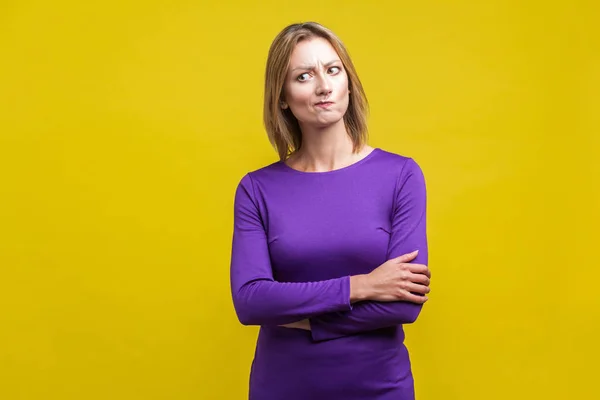 Porträtt av förbryllad omtänksam kvinna tittar åt sidan med tvivel — Stockfoto