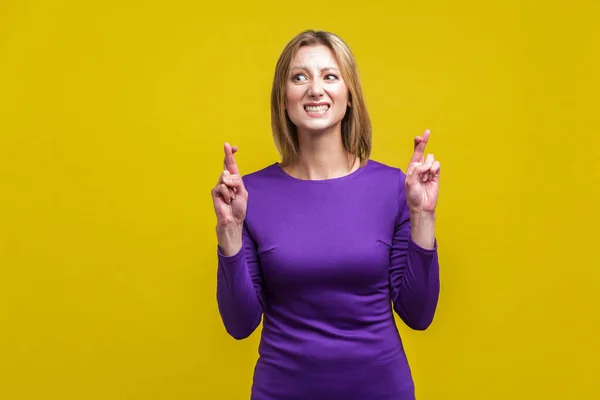 Retrato de mulher bonita preocupado em elegante vestido roxo segurar — Fotografia de Stock