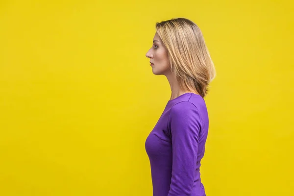 Vista laterale della giovane donna d'affari fiduciosa guardando con serietà — Foto Stock