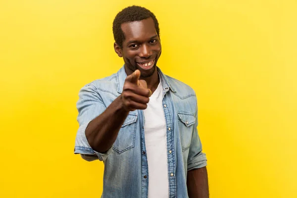 Hallo Sie! Porträt eines fröhlichen jungen Mannes, der mit dem Finger auf die Kamera zeigt — Stockfoto