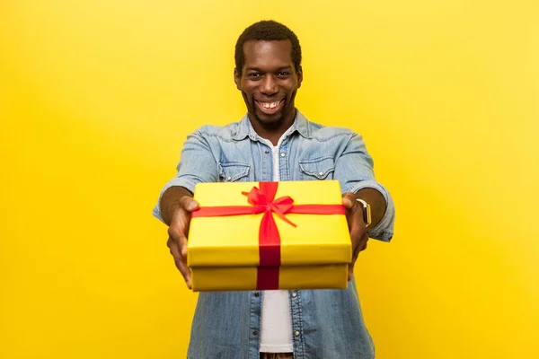 Dieses Geschenk für Sie! Porträt eines glücklichen großzügigen Mannes beim Wickeln — Stockfoto