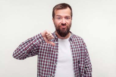 Hoşlanmıyorum! Hayal kırıklığına uğramış sakallı adamın portresi.