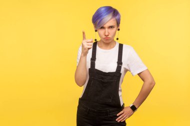 Dikkatli ol! Hoşnutsuz hipster kadın uyarısı.