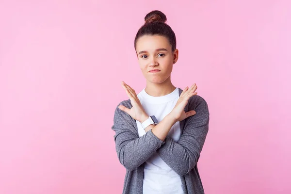 De ninguna manera, termina. Retrato de chica adolescente morena disgustada cro —  Fotos de Stock