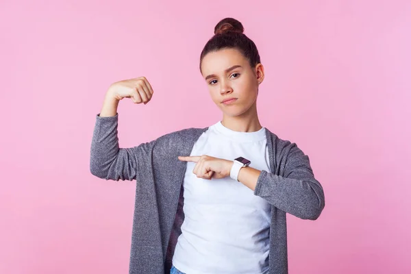 ¡Mira mi fuerza! Retrato de chica adolescente morena confiada —  Fotos de Stock