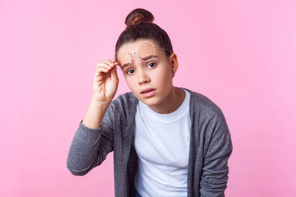 Portret van verbaasd mooi brunette tiener meisje nemen o — Stockfoto