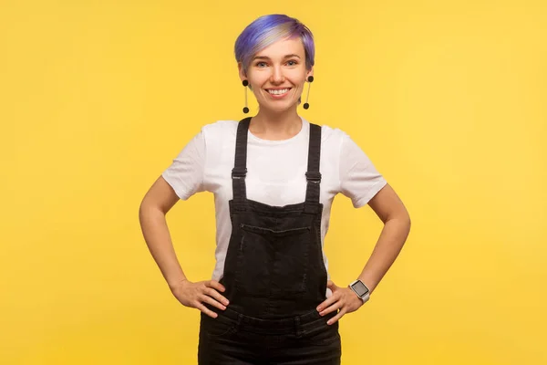 Retrato de f alegre atractiva chica hipster cogidas de la mano en h —  Fotos de Stock