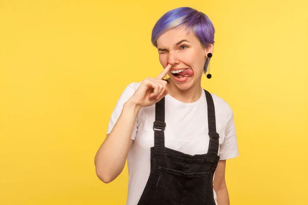 Portrait of funny impolite hipster girl making crazy face with t — Stock Photo, Image