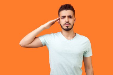 Evet, efendim! Ciddi bir esmer kadın portresi. Başının yanında el ele tutuşuyor. 