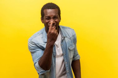 Yalancısın! Pozitif adamın portresi burnuna işaret ediyor.