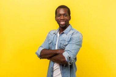 Elleri çapraz duran başarılı bir adamın portresi..