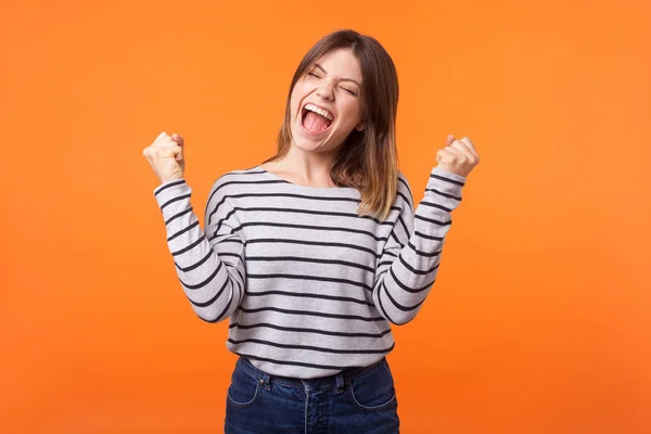 Ja, ik heb het gedaan! Portret van vrolijke winnaar, jonge vrouw met bruin — Stockfoto