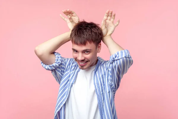 Portrait de jeune homme aux cheveux bruns amusants avec une petite barbe et — Photo