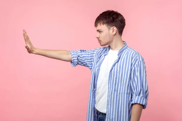 Portrait latéral de l'homme aux cheveux bruns sérieux autoritaire debout wi — Photo