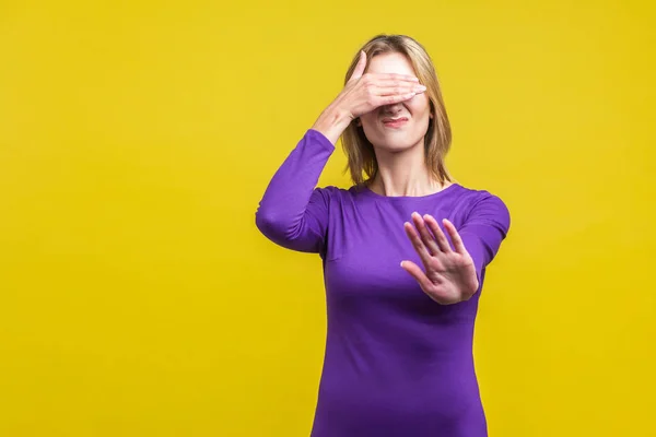 ¡No quiero ver! Retrato de mujer insatisfecha cubriendo los ojos —  Fotos de Stock