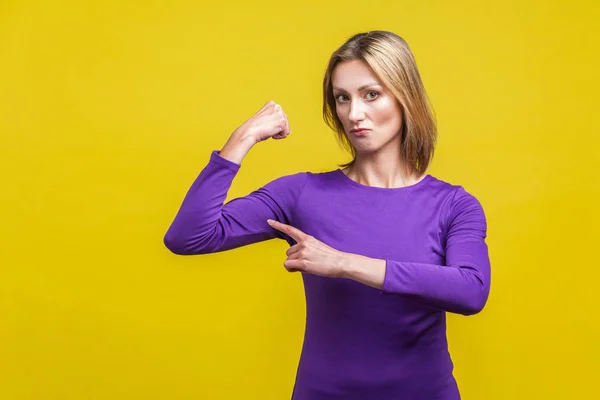 Soy fuerte. Retrato de orgullosa empresaria exitosa señalando —  Fotos de Stock